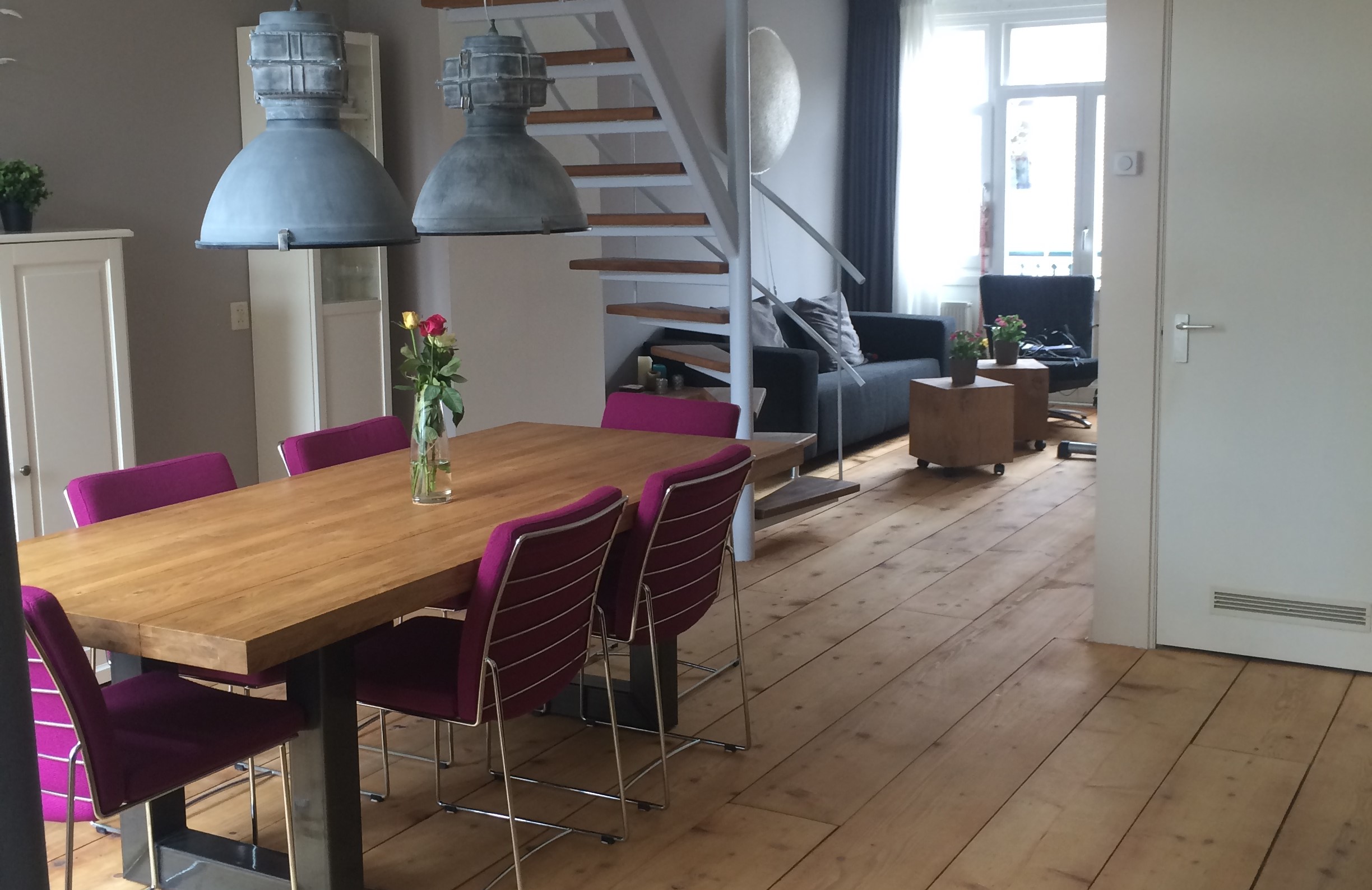 Moderne eettafel in appartement in Amsterdam