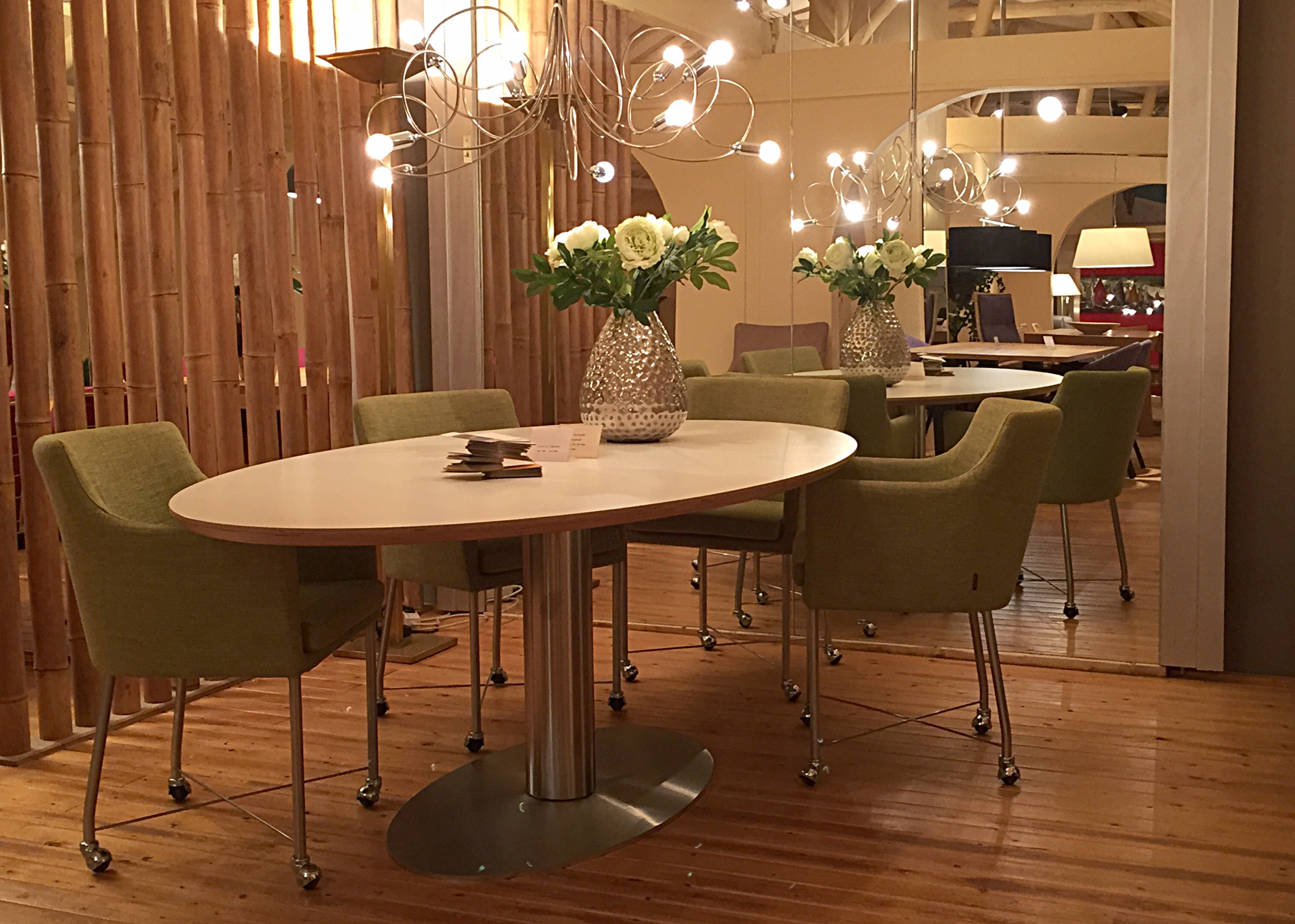 Elegante RVS ovale tafel in showroom