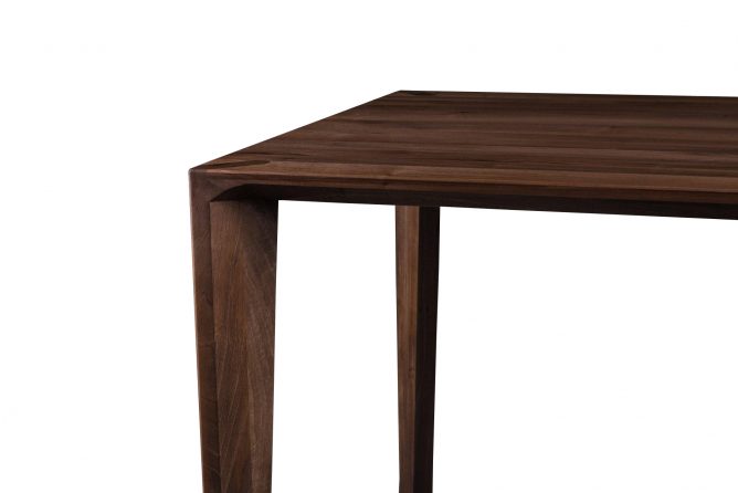 Hanny - Notenhouten moderne tafel